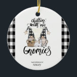 Schattige Schattigee Gnomen Zwart Buffel Plaid Keramisch Ornament<br><div class="desc">Schattige schattige kabouters op zwarte buffel geruite achtergrond.</div>