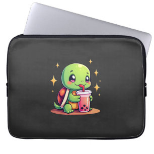 Schattige schildpad drinkt boba. Grappige Boba Sch Laptop Sleeve