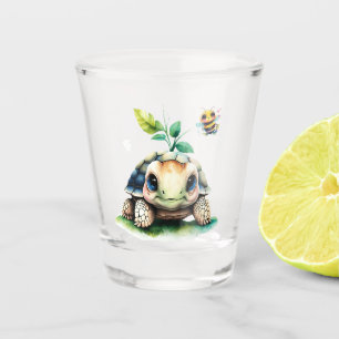 Schattige schildpad en bij shot glas