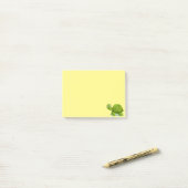 Schattige Schildpad op Geel Post-it® Notes (Op bureau)
