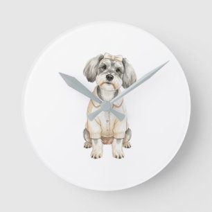 Schattige schnauzer langharige hond  ronde klok