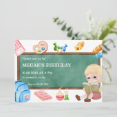 Schattige schoolmeisje schoolbordverjaardag kaart (Staand voorkant)