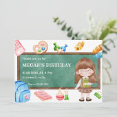 Schattige schoolmeisje schoolbordverjaardag kaart (Staand voorkant)