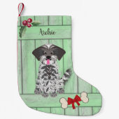 Schattige Shih Tzu Boy Groen Hout Monogram Kleine Kerstsok (Voorkant)