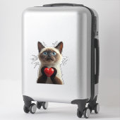 Schattige Siamese Kat Met Blauwe Ogen Houdt Hart C Sticker (Koffer)
