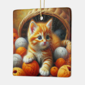 Schattige Sinaasappel en witte kitten spelen in ga Keramisch Ornament (Links)