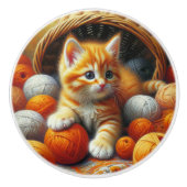 Schattige Sinaasappel en witte kitten spelen in ga Keramische Knop (Voorkant)