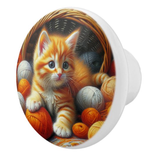 Schattige Sinaasappel en witte kitten spelen in ga Keramische Knop (Rechts)