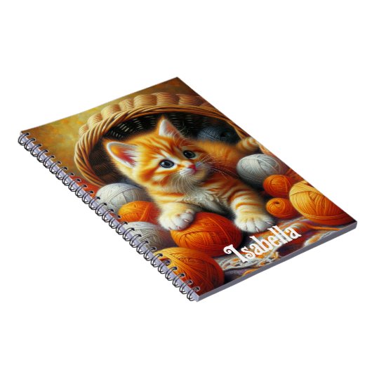 Schattige Sinaasappel en witte kitten spelen in ga Notitieboek (Rechterzijde)