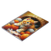 Schattige Sinaasappel en witte kitten spelen in ga Notitieboek (Linkerzijde)