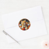 Schattige Sinaasappel en witte kitten spelen in ga Ronde Sticker (Envelop)
