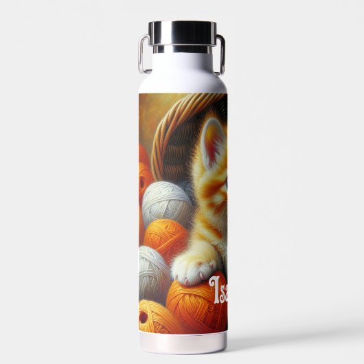 Schattige Sinaasappel en witte kitten spelen in ga Waterfles (Voorkant)