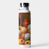 Schattige Sinaasappel en witte kitten spelen in ga Waterfles (Rechts)