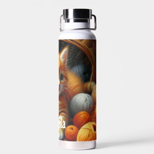 Schattige Sinaasappel en witte kitten spelen in ga Waterfles (Achterkant)