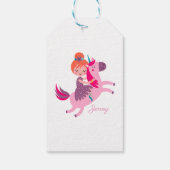 Schattige Sinaasappel Haired Meisje Rijden op een  Cadeaulabel (Achterkant)