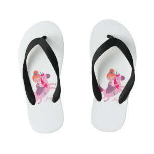 Schattige Sinaasappel Haired Meisje Rijden op een  Kinder Teenslippers