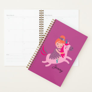 Schattige Sinaasappel Haired Meisje Rijden op een Planner