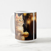 SCHATTIGE SINAASAPPEL TABBY KITTEN & KERSTBOOM KOFFIEMOK (Voorkant links)