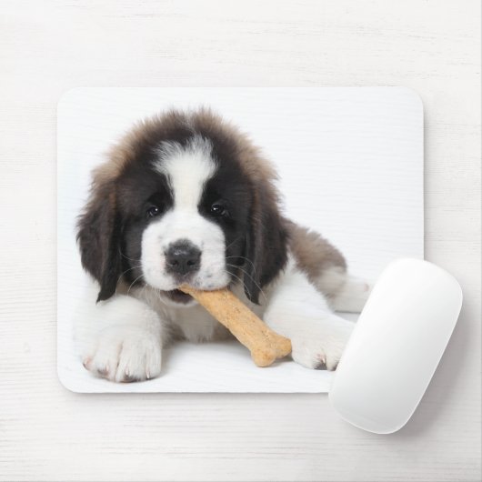 Schattige Sint Bernard Puppy Kauwt op een hond Bon Muismat (Met muis)