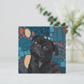 Schattige Sitting Black Pug Dog op Blauw Abstract (Staand voorkant)