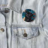 Schattige Sitting Black Pug Dog op Blauw Abstract Ronde Button 5,7 Cm (In situ)