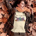 Schattige Skelet Dieren en Pompoenen Halloween T-shirt<br><div class="desc">Dit Halloween grafisch t-shirt staat boordevol schattigheid. Het toont illustraties van schattige gevulde dieren met een aantal van hun skeletten voor een licht spookachtige look, samen met een aantal gepatchte pluche pompoenen. Er is een vleermuis, een beer, een kat, een hond en een konijn. De dieren en pompoenen zijn in...</div>
