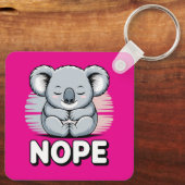 Schattige slapende koala “Nee” Grappige Cartoon Sleutelhanger (Achterkant)