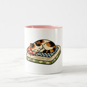 Schattige slapende schildpadkat op traditionele Ja Tweekleurige Koffiemok