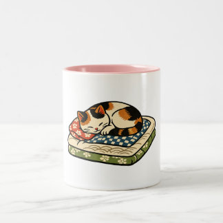 Schattige slapende schildpadkat op traditionele Ja Tweekleurige Koffiemok