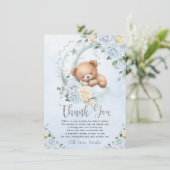 Schattige Sleepy Teddy Bear Blue Floral Boy Baby s Bedankkaart (Staand voorkant)