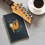 Schattige sleuf "Hang daar in" Planner<br><div class="desc">Een grappige illustratie van een schattige sloth die van een boomtak hangt en de woorden "Hang daar in" in handgeschreven doopvont.</div>