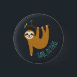 Schattige sleuf "Hang daar in" Ronde Button 3,2 Cm<br><div class="desc">Een grappige illustratie van een schattige sloth die van een boomtak hangt en de woorden "Hang daar in" in handgeschreven doopvont.</div>