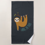 Schattige sleuf "Hang daar in" Strandlaken<br><div class="desc">Een grappige illustratie van een schattige sloth die van een boomtak hangt en de woorden "Hang daar in" in handgeschreven doopvont.</div>