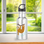 Schattige sleuf "Hang daar in" Waterfles<br><div class="desc">Een grappige illustratie van een schattige sloth die van een boomtak hangt en de woorden "Hang daar in" in handgeschreven doopvont.</div>