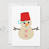 Schattige sneeuwman gemaakt van zand met emmer als feestdagenkaart (Voorkant)