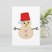 Schattige sneeuwman gemaakt van zand met emmer als feestdagenkaart (Staand voorkant)