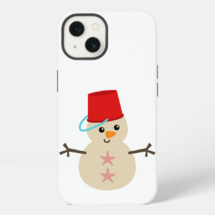 Schattige sneeuwman gemaakt van zand met emmer als iPhone 13 hoesje