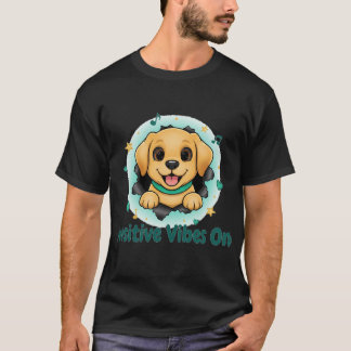 Schattige speelse gele Labradoodle puppy die naar  T-shirt