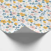 Schattige Spring Roze en Gele Bloemen Patroon Cadeaupapier (Hoek)