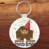 Schattige Squatchy verjaardag Bigfoot Sleutelhanger (Voorkant)