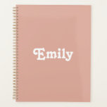 Schattige stoffig roze aangepaste naam tekst jaar  planner<br><div class="desc">Schattigee stoffige roze aangepaste naam tekstjaar of monogram gepersonaliseerde agenda,  Planner.  witte tekst,  stoffige roze effen achtergrond. U kunt het aanpassen met jouw naam,  monogram,  initialen,  jaar of aangepaste tekst.</div>
