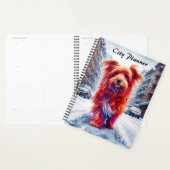 Schattige straathond in ijskoud winterstadsbeeld planner (Display)