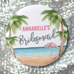 Schattige Strand Bachelorette Party Bruidsmeisje Ronde Button 5,7 Cm<br><div class="desc">Schattige Beach Bachelorette Party Weekend Bruidsmeisje knop. Een cool waterverf strandthema met tinten van roze en blauwgroen, die de sfeer voor een strandvlucht met de bruid en haar besties bepalen. Van uitstapjes naar Florida, Californië, of zelfs iets meer internationaal zoals Mexico, Hawaii of de Bahama's, dit meisjes weekend gaat rocken!...</div>