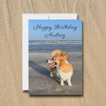 Schattige strand Corgi gepersonaliseerd Happy Birt Kaart<br><div class="desc">Mooie gepersonaliseerde corgi verjaardagskaart met een schattige Pembroke Welsh Corgi pup staande voor de oceaan. Deze schattige hond met staart lacht voor een  strand en je aangepaste blauwe tekst.</div>