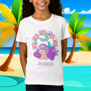 schattige strandmatmeisjes noemen het t-shirt