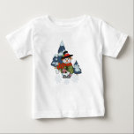 Schattige T-shirt met Christmas Snowman & Robin<br><div class="desc">Een schattige sneeuwpop die kerstkleding draagt met een kandystick in zijn hand en een sneeuwbal in zijn andere hand. Op de bodem bevinden zich decoratieve sneeuwvlokken en de bomen zijn deels bedekt met sneeuw. Dit product kan worden aangepast door tekst toe te voegen.</div>