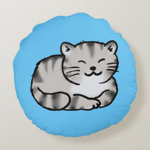 schattige taartje met grijze tijgerkat rond kussen