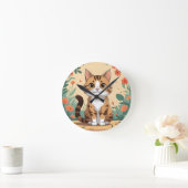 Schattige tabbykat in bloementuin 8" ronde acry klok (Huis)