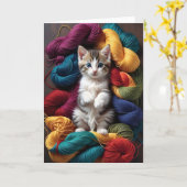 Schattige tabbykat speelt met rollen garen op een  kaart (Gele Bloem)