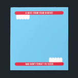 Schattige tandenborstel notitieblok voor tandarts<br><div class="desc">Schattige tandenborstel notitieblok voor tandarts kantoor. Gepersonaliseerd memo pad ontwerp voor tandartspraktijk of hygiënist. Grappige sjabloon met rode tandenborsteltekening.</div>
